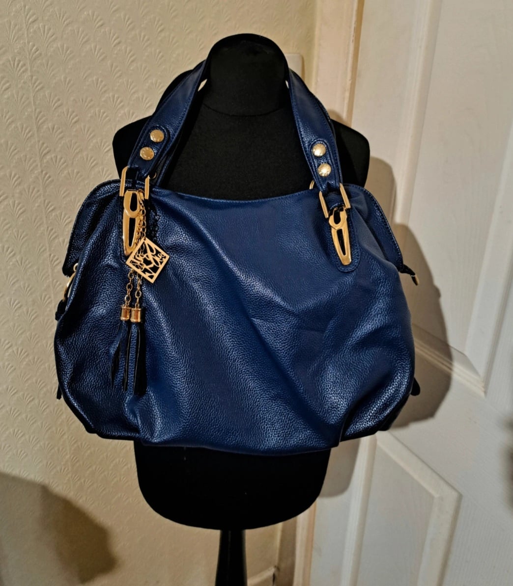 Navy blue pebble-grain shoulder bag with gold hardware, Blue