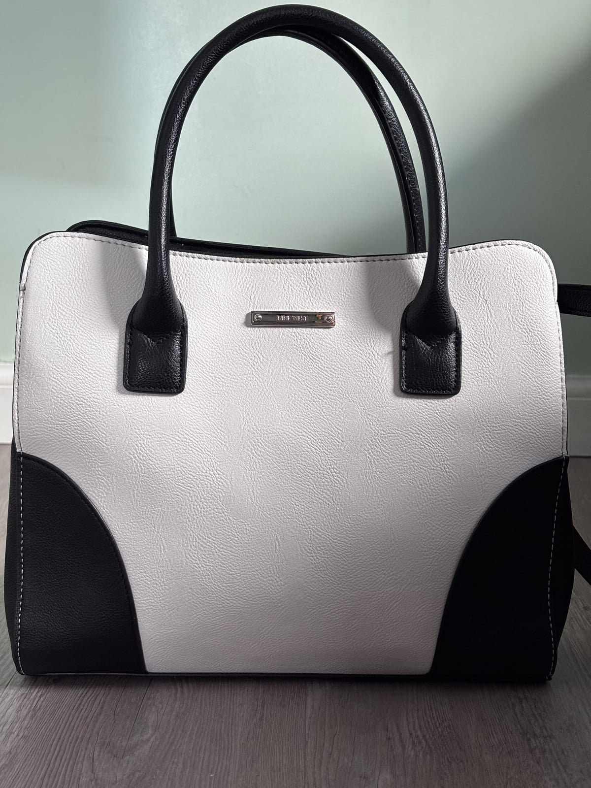 Nine West white and black faux leather tote bag with shoulder strap, White, size M